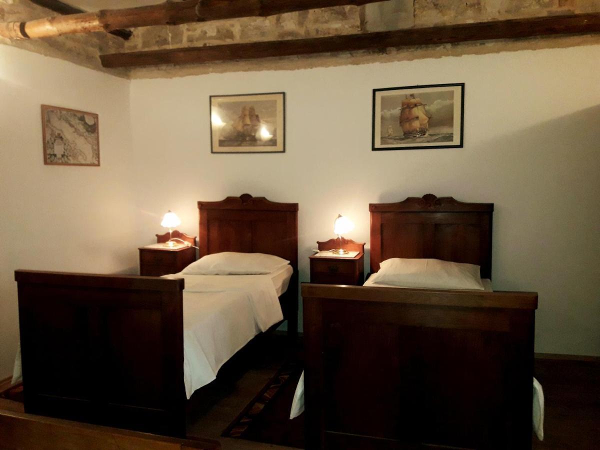 הוילה Kaštelir Casa Istriana Nona Pina מראה חיצוני תמונה