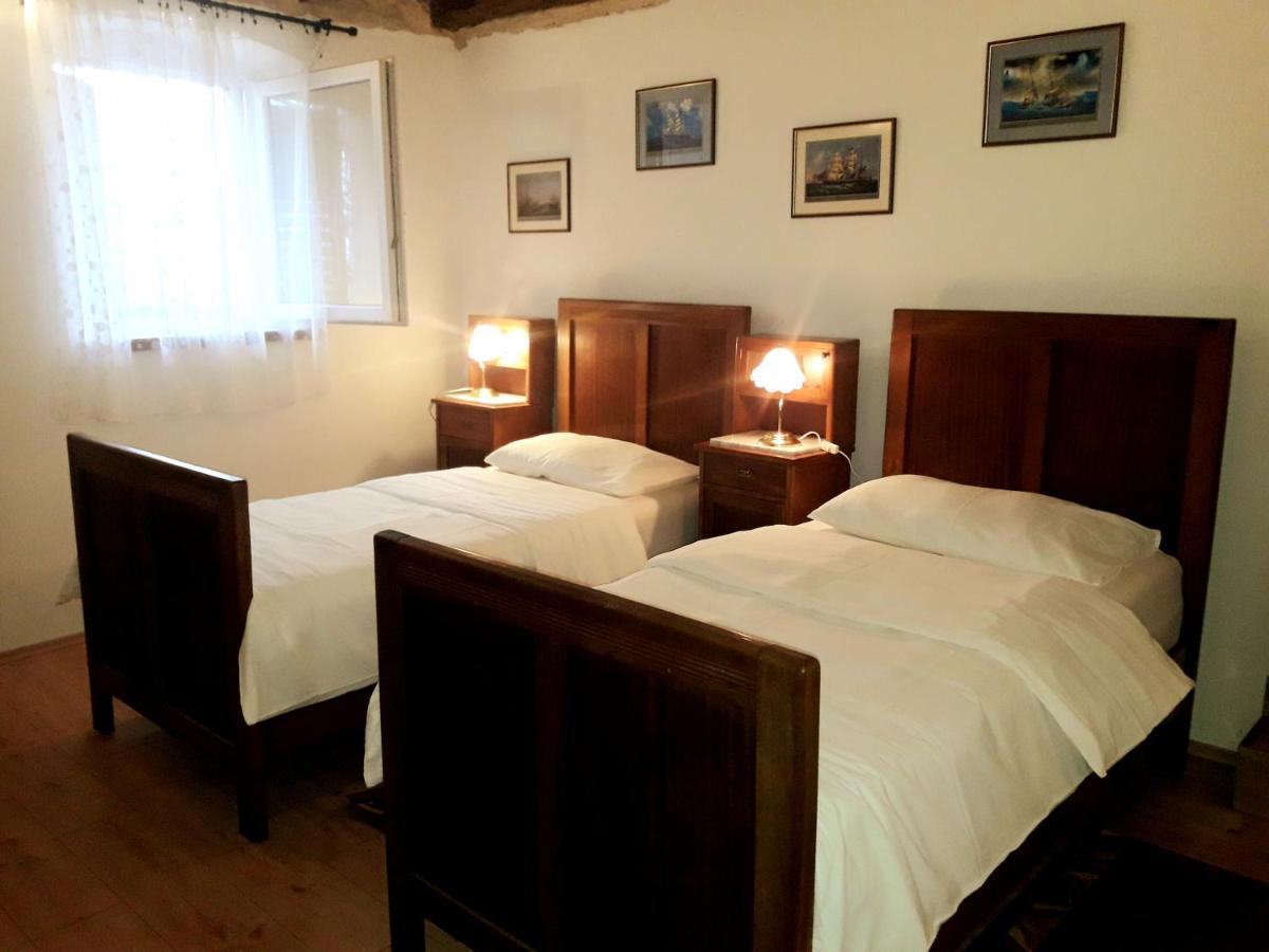 הוילה Kaštelir Casa Istriana Nona Pina מראה חיצוני תמונה