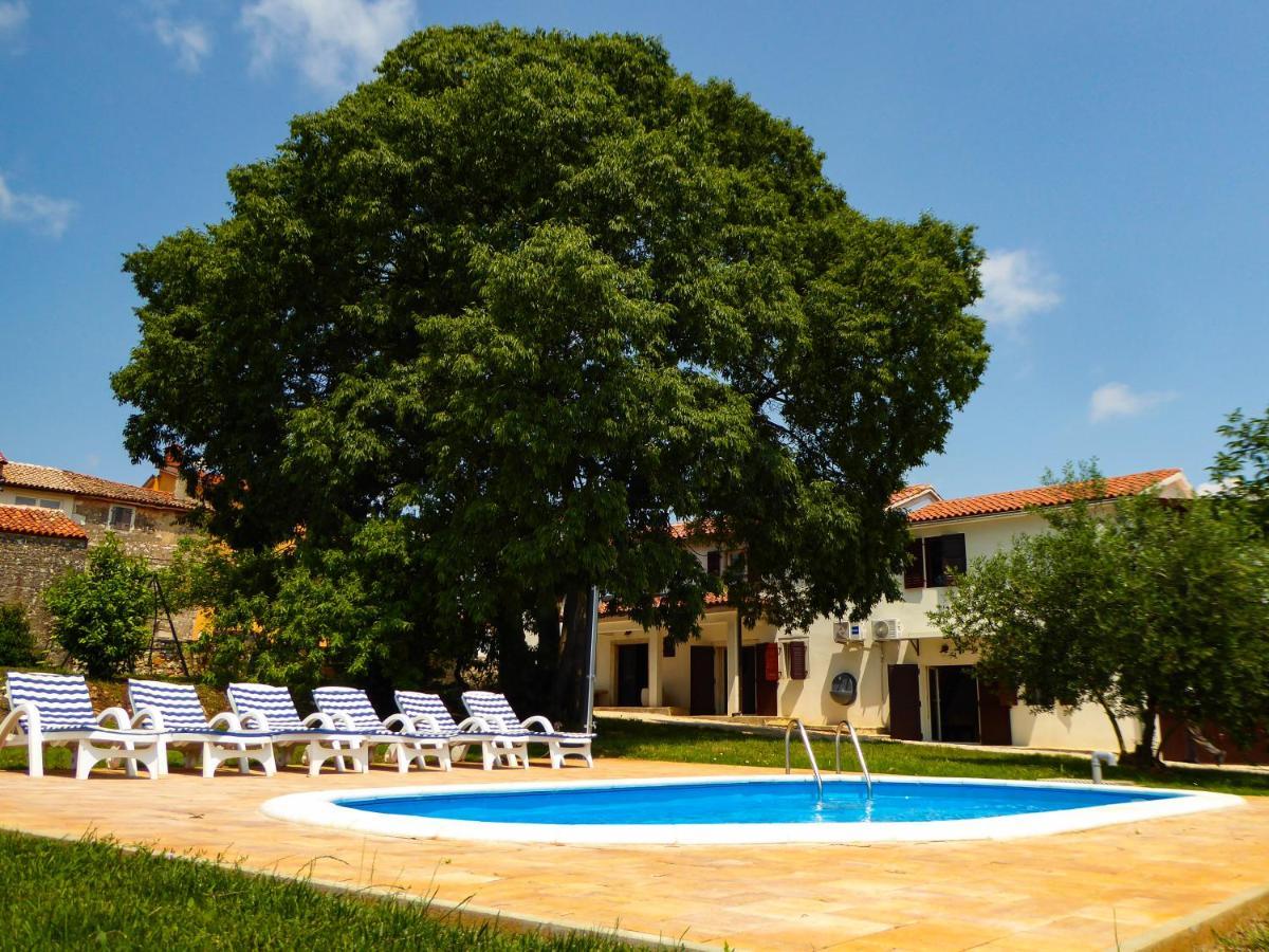 הוילה Kaštelir Casa Istriana Nona Pina מראה חיצוני תמונה