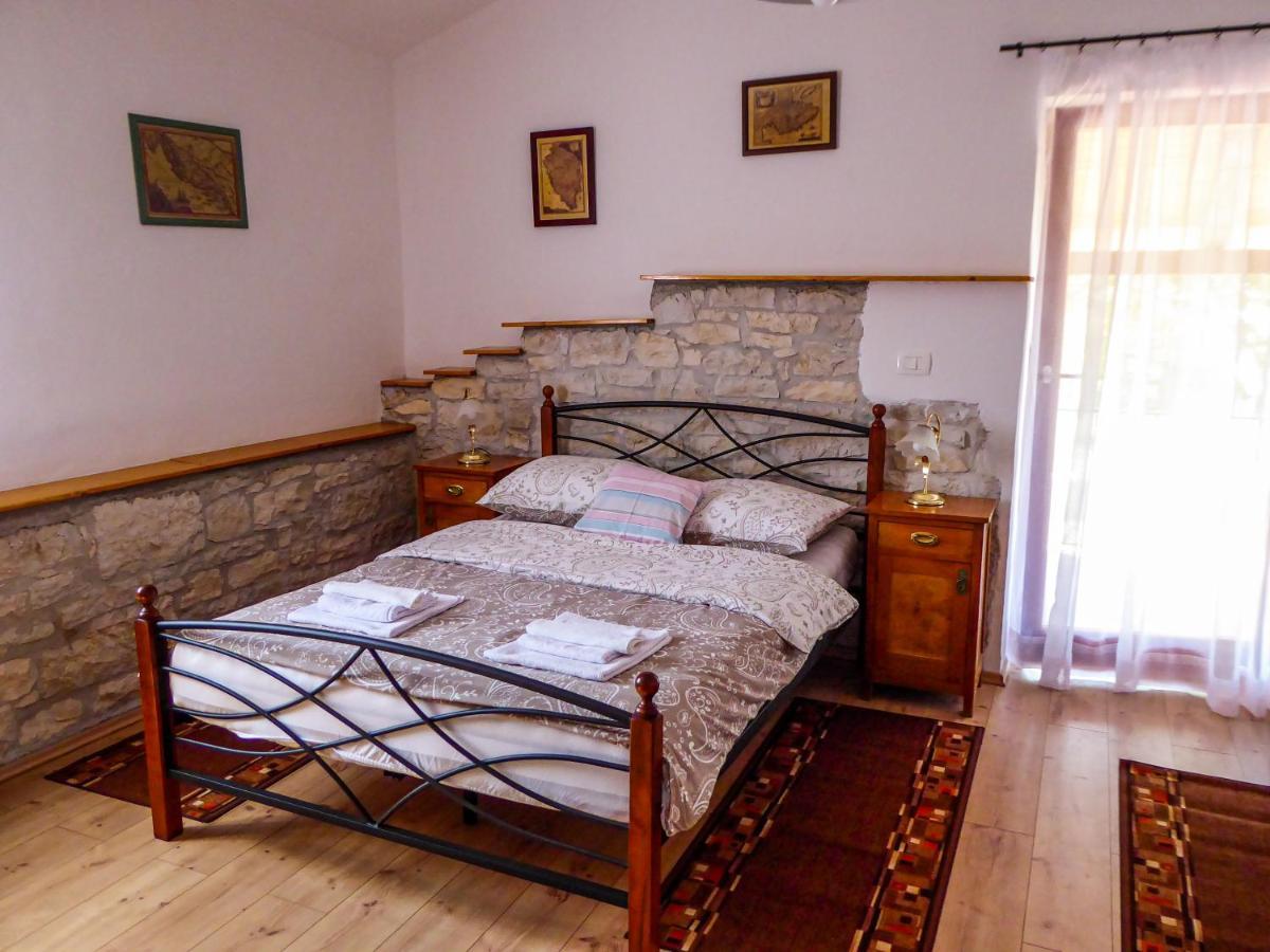 הוילה Kaštelir Casa Istriana Nona Pina מראה חיצוני תמונה