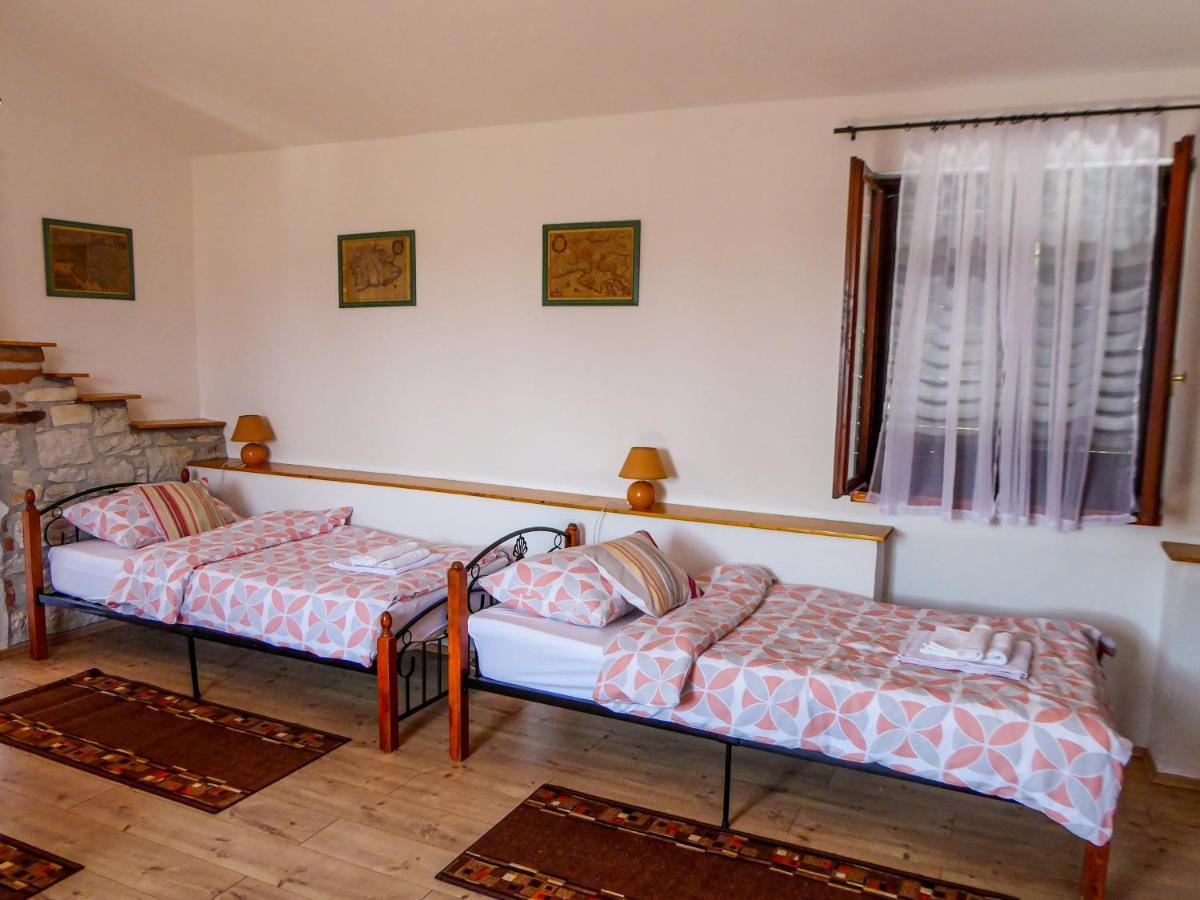 הוילה Kaštelir Casa Istriana Nona Pina מראה חיצוני תמונה